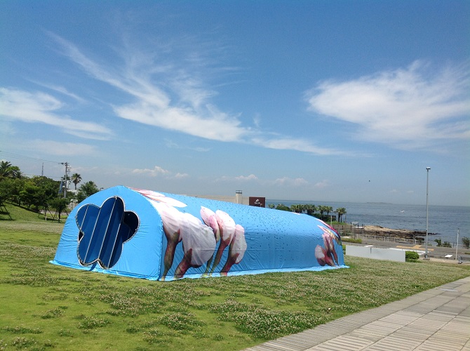 「Blossom Tunnel=光の花」　2014年　キラキラざわざわハラハラ展　横須賀美術館（神奈川）<br />ターポリンシート、ビニールハウス骨材