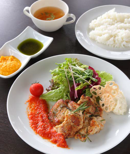 淡路鶏のハーブグリル~3色のソースと共に
1,350円(スープ・ライス付)