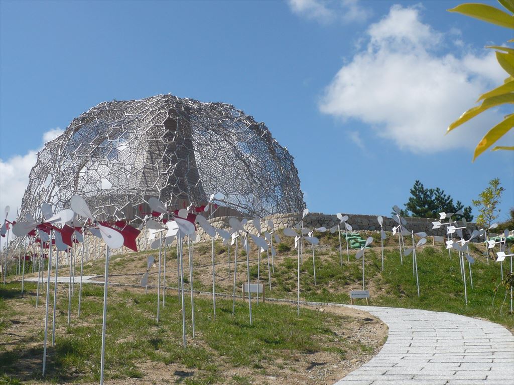 藤江竜太郎「Red or White」自然体感展望台 六甲枝垂れ