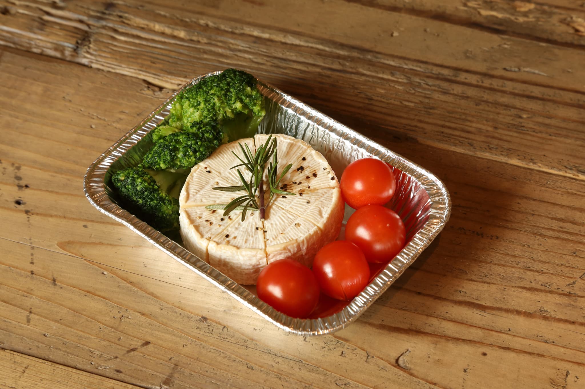 カマンベールチーズとトマトのフォンデュアヒージョ