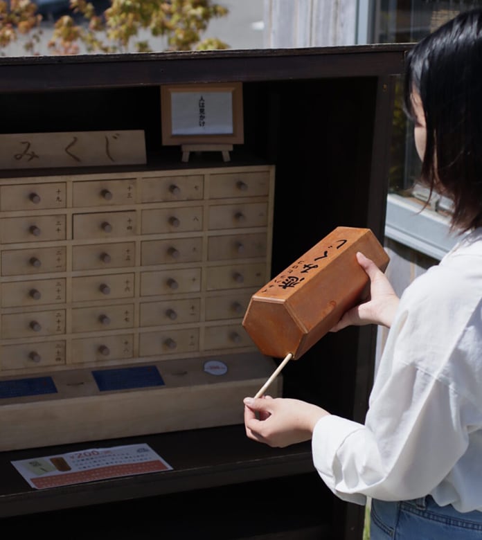 イチハラヒロコの恋みくじを引く様子