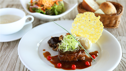 国産牛フィレ肉のステーキ六甲枝垂れ仕立て料理写真