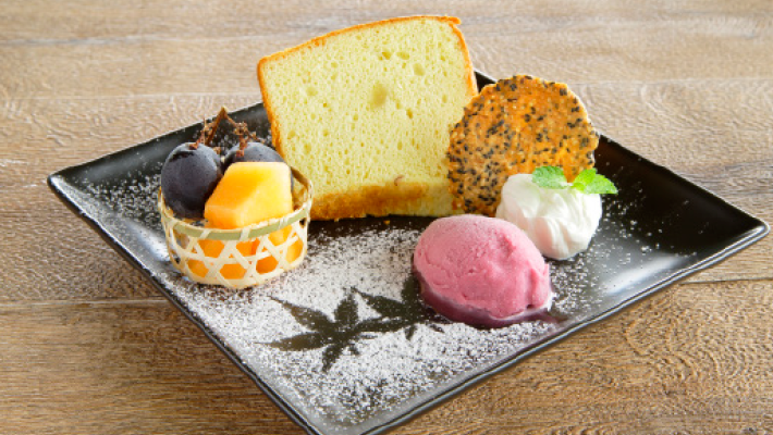 鳴門金時のしっとりシフォンケーキ～秋のフルーツ添え～料理写真