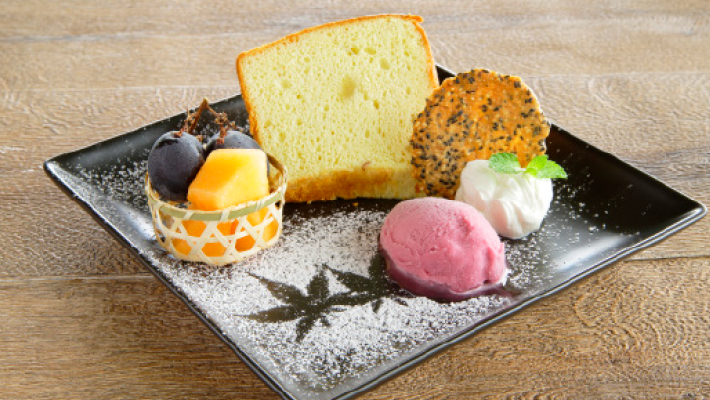 鳴門金時のしっとりシフォンケーキ~秋のフルーツ添え~料理写真