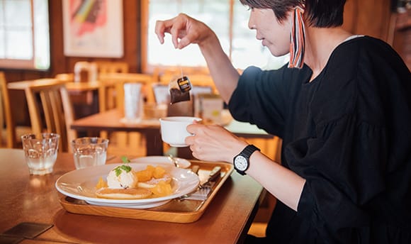 「林檎とラムレーズンアイスクリームのパンケーキ」1,080円(ドリンク付き)