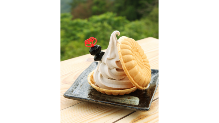 秋限定!丹波種の黒豆ソフトクリームもなか料理写真