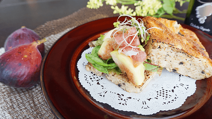 【ケルン×TENRAN CAFE】いちじくと生ハムのやまみつフォカッチャサンド