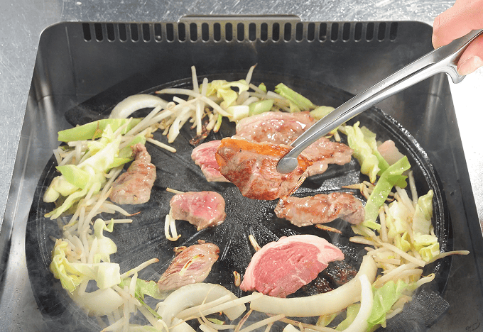 六甲山ジンギスカンパレスのジンギスカンを焼いている様子