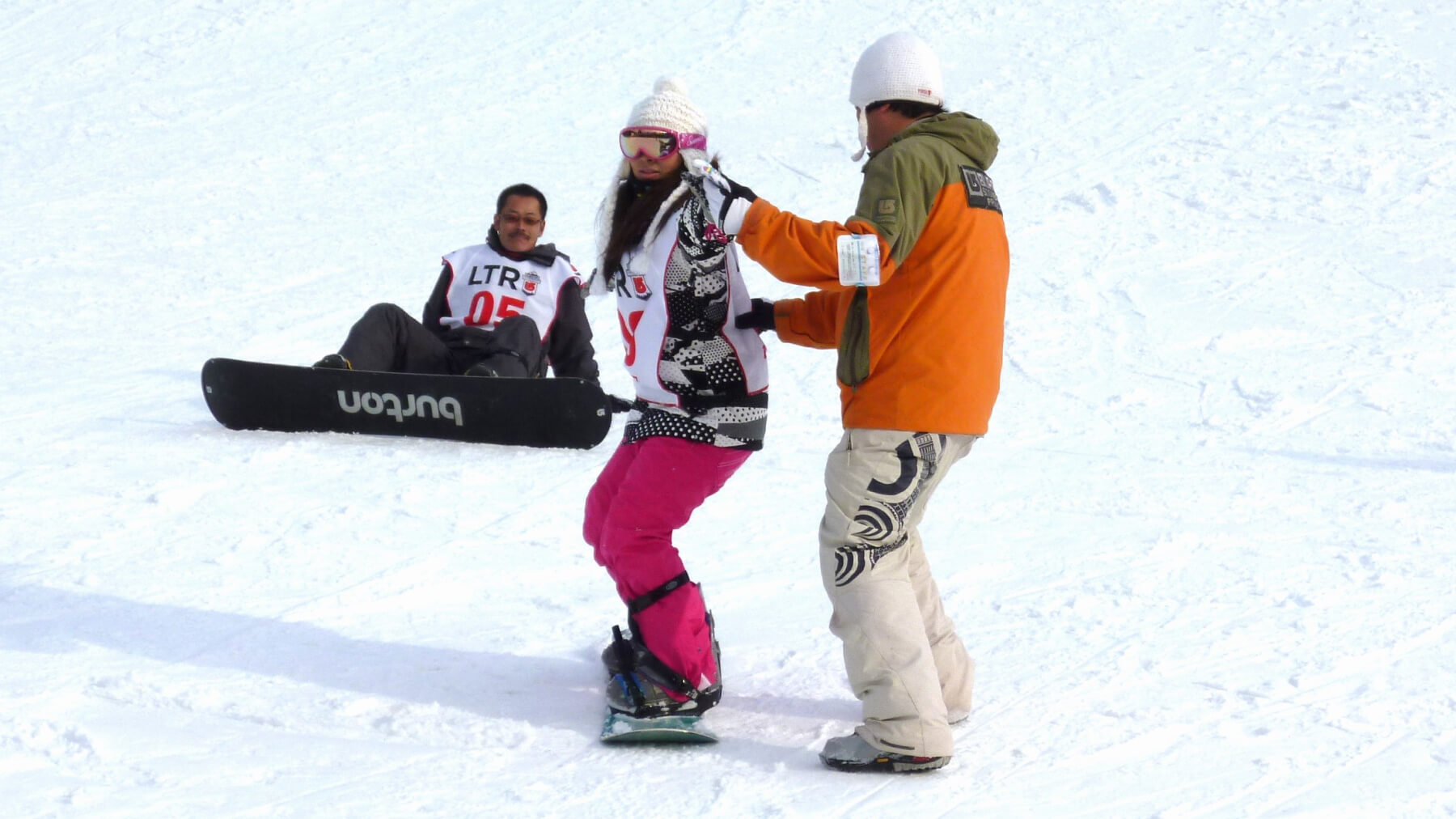 Foreign guest snowboarding school image